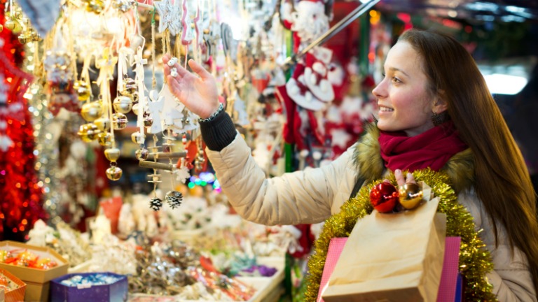 Melyik magyar városban mikor kezdődik az adventi vásár? 