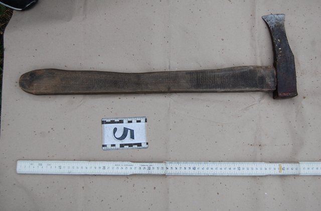 Bakancsot akart neki ajándékozni, végül leütötte egy fejszével