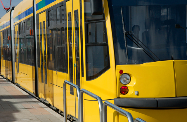 Behúzta a vészféket, mert túl gyorsnak találta a villamost