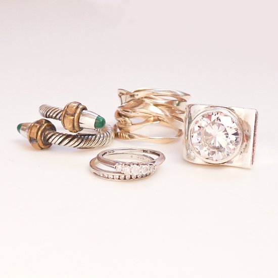 Az ékszereid újra ragyogni fognak ennek a DIY tisztítónak hála Az ékszereid újra ragyogni fognak ennek a DIY tisztítónak hála