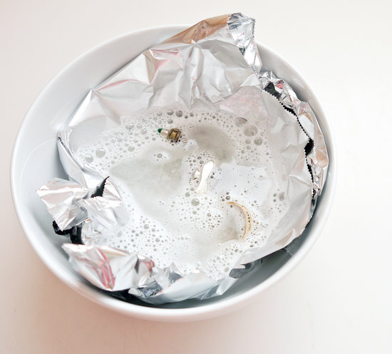 Az ékszereid újra ragyogni fognak ennek a DIY tisztítónak hála Az ékszereid újra ragyogni fognak ennek a DIY tisztítónak hála