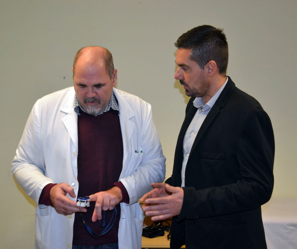 Dr. Varga László rendőr ezredes visszadja az ellopott műszert Dr. Bélteczki János főorvosnak 