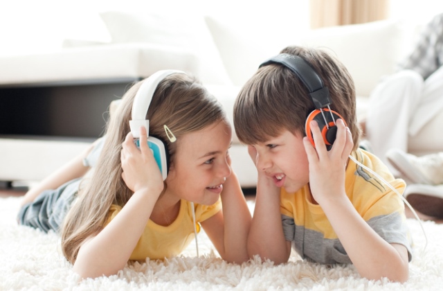 Stresszt és alvászavart is okozhat a gyerekeknél a túl sok zaj