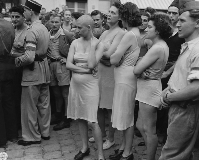 A kollaboráns nőket levetkőztették az utcán (Fotó: Getty Images)