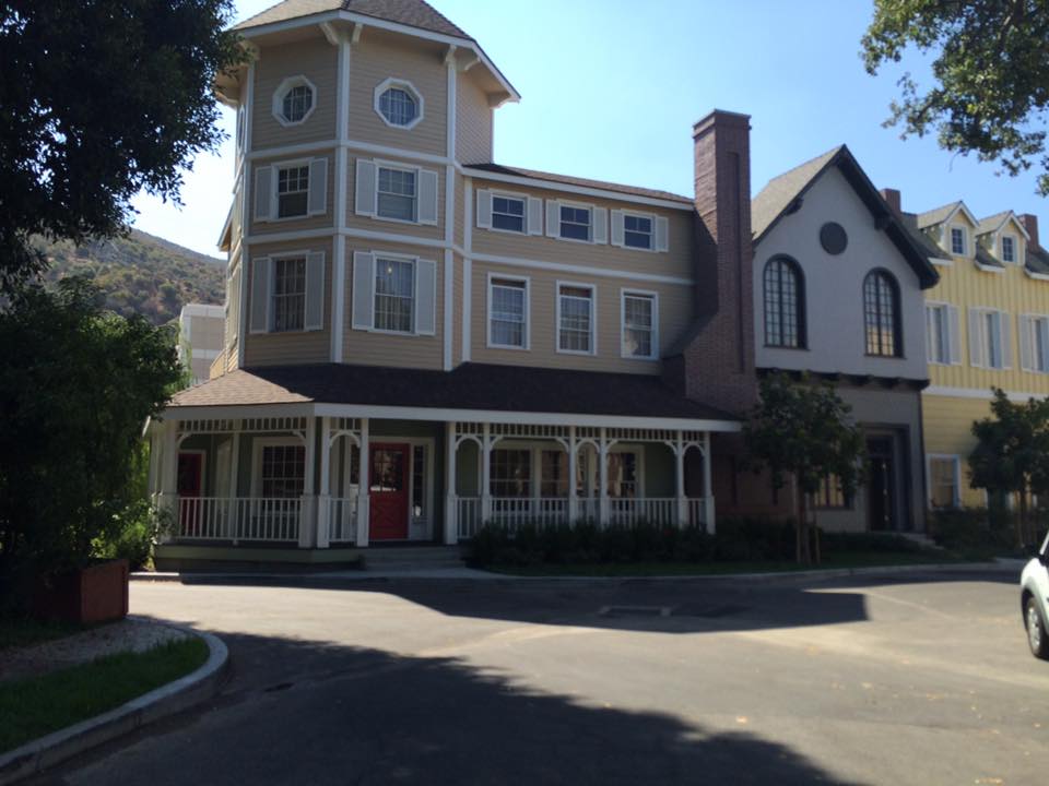 Elmentünk a képzeletbeli Stars Hollow-ban, ahol a Szívek szállodáját forgatják - exkluzív fotók