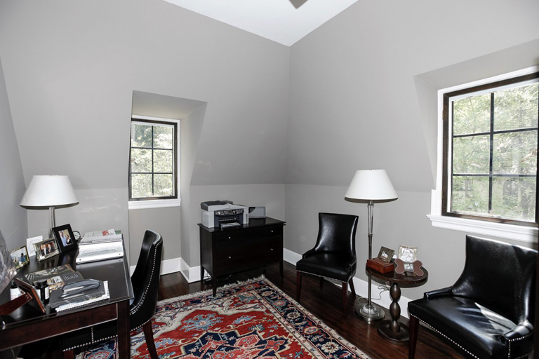 Tágas dolgozószoba az emeleten A hátsó kertre néző, úgynevezett family room (Fotó: Redfin.com)