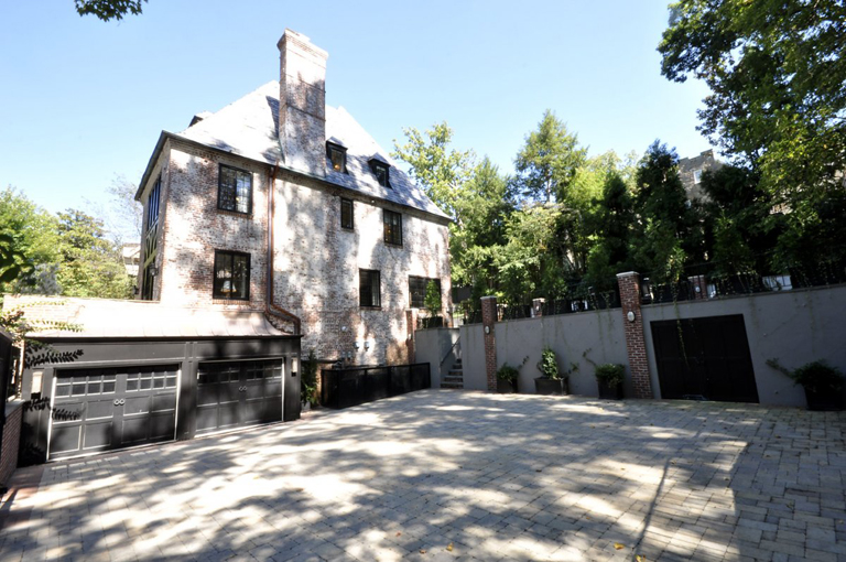 Egy kisebb autóflotta is parkolhat az udvaron (Fotó: Redfin.com)