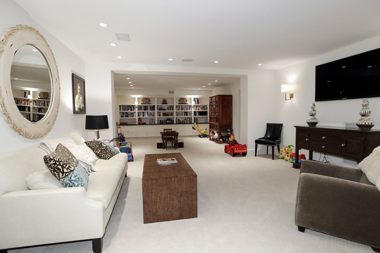 A tévészobát is family roomnak hívják (Fotó: Redfin.com)