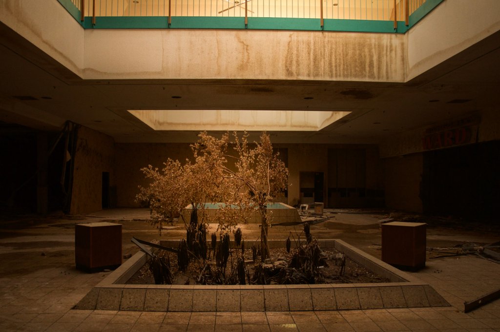 Hátborzongató képek egy elhagyatott bevásárlóközpontról