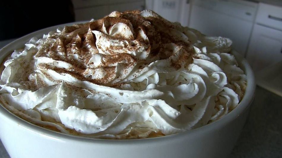 2 perc alatt itta meg a világ leghatalmasabb sütőtökös lattéját ez a srác - videó 2 perc alatt itta meg a világ leghatalmasabb sütőtökös lattéját ez a srác - videó