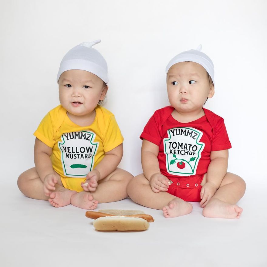 Cukiság: passzoló cuccokba bújtatják a tüneményes ikreket Cukiság: passzoló cuccokba bújtatják a tüneményes ikreket