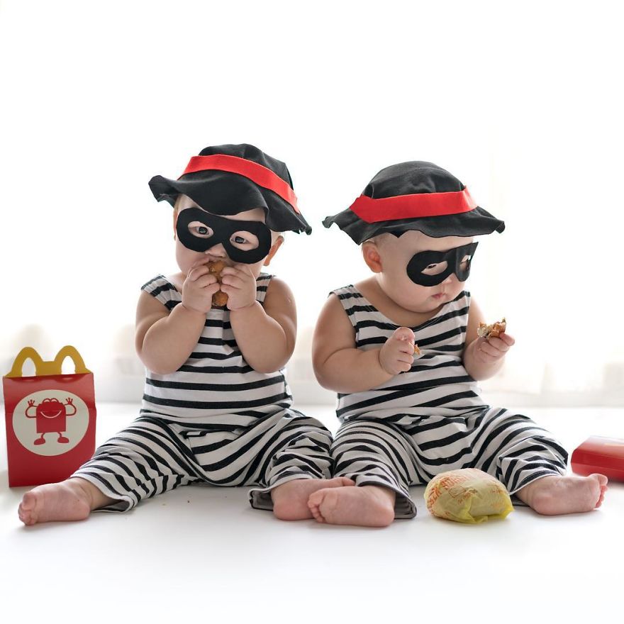 Cukiság: passzoló cuccokba bújtatják a tüneményes ikreket Cukiság: passzoló cuccokba bújtatják a tüneményes ikreket