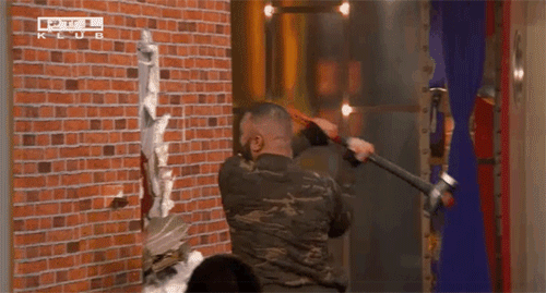 Istenes Bence tombolva verte szét a falat