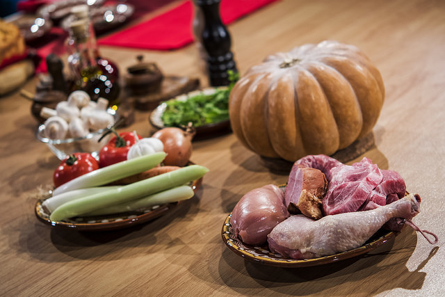 Kolbásszal és dióval töltött paprika - ezt eszik karácsonykor a szomszédok