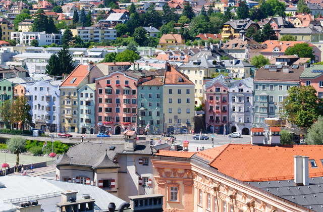 Járókelők kapták el az erkélyről kizuhant kislányt