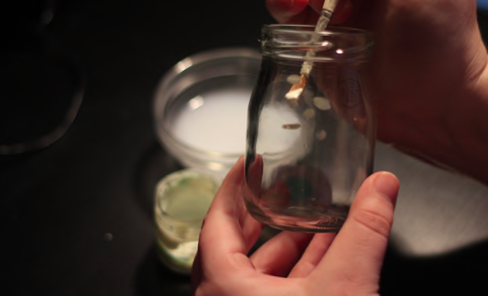 DIY: sötétben világító lámpások befőttes üvegből