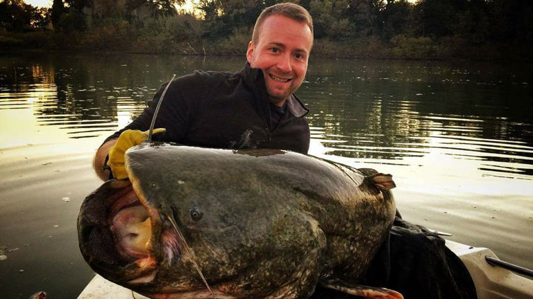 Veég Viktor és a majdnem 200 centis harcsa - egyikük mosolya nem őszinte
