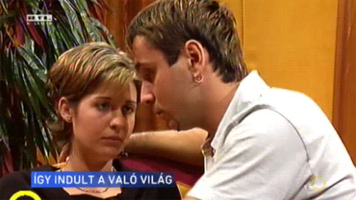 Majka barátnőjének magyarázkodik