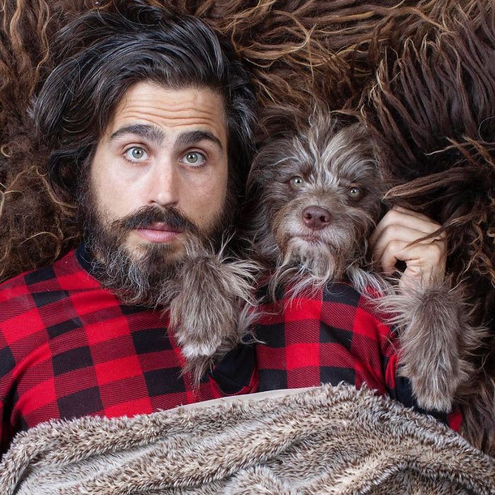 Ez a pasi mindig összeöltözik kutyusával, és ennél semmi nem lehet jobb Ez a pasi mindig összeöltözik kutyusával, és ennél semmi nem lehet jobb