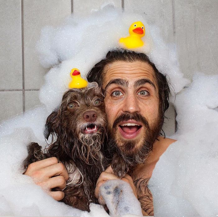 Ez a pasi mindig összeöltözik kutyusával, és ennél semmi nem lehet jobb Ez a pasi mindig összeöltözik kutyusával, és ennél semmi nem lehet jobb