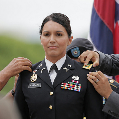 Tulsi Gabbard őrnaggyá avatása (Fotó: Wikipedia)