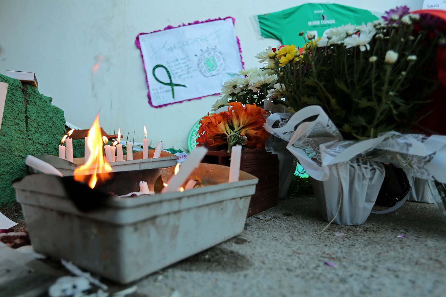 Így gyászolják a lezuhant gép brazil focistáit - megrendítő fotók Így gyászolják a lezuhant gép brazil focistáit - megrendítő fotók