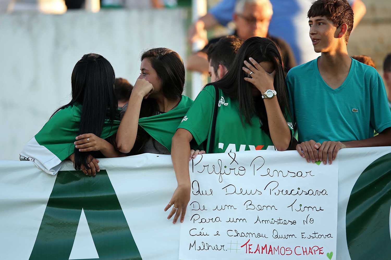 Így gyászolják a lezuhant gép brazil focistáit - megrendítő fotók Így gyászolják a lezuhant gép brazil focistáit - megrendítő fotók