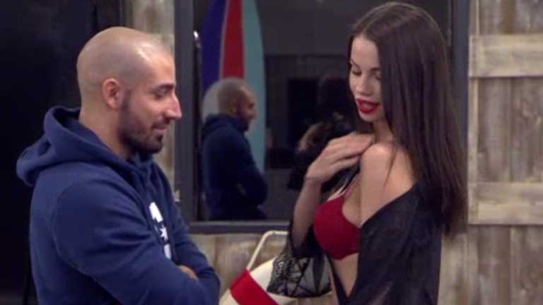 Krisztián oda néz, ahova nem illik. 