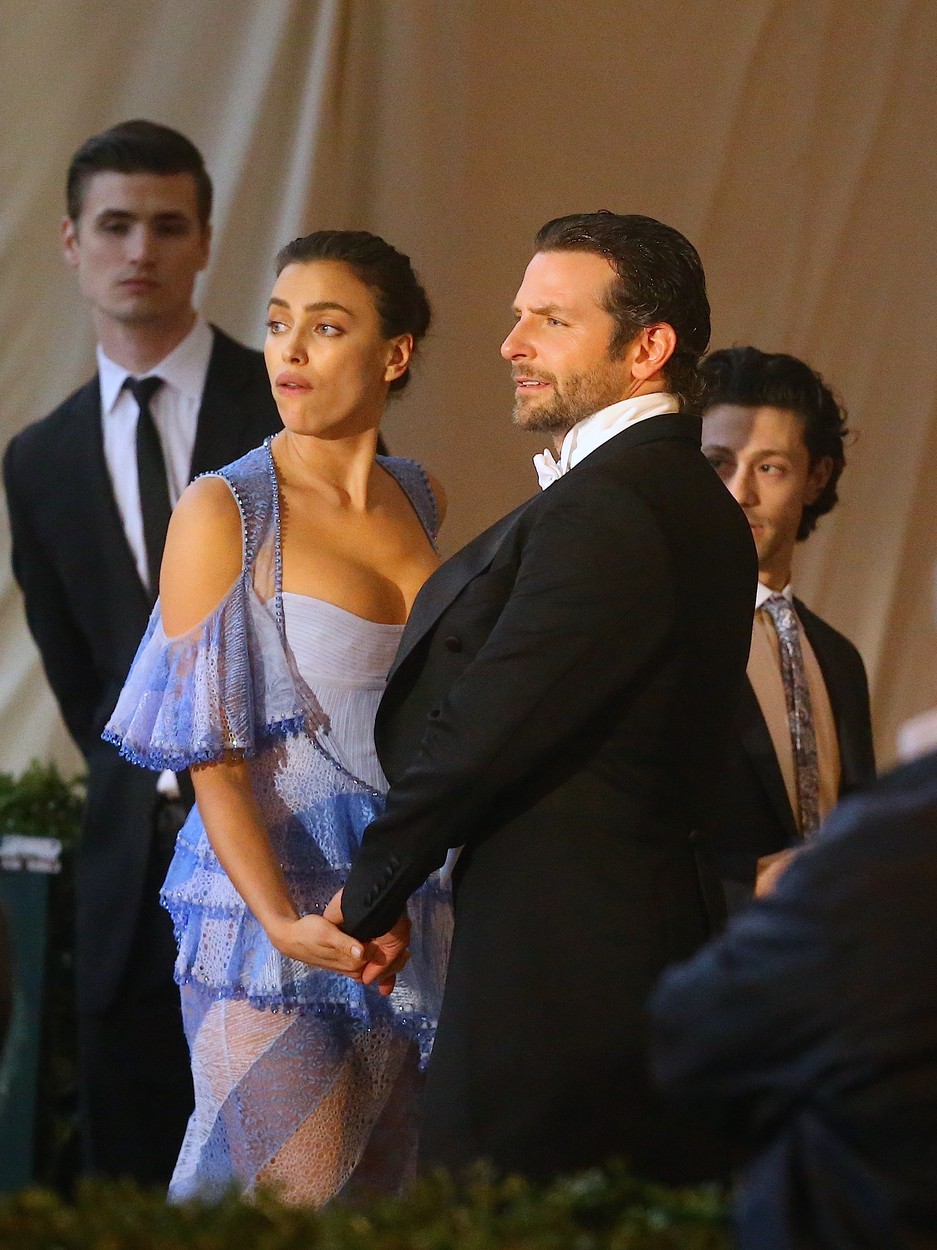 Fehérneműben villantott kismama hasat Irina Shayk - Brady Cooper az apa