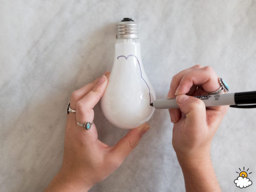 Készíts szupercuki karácsonyi pingvint egy kiégett villanykörtéből!