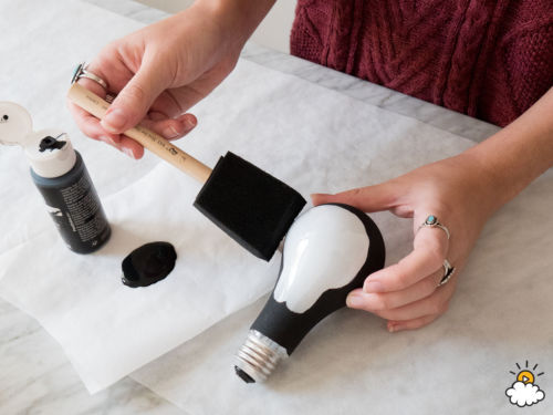 Készíts szupercuki karácsonyi pingvint egy kiégett villanykörtéből!