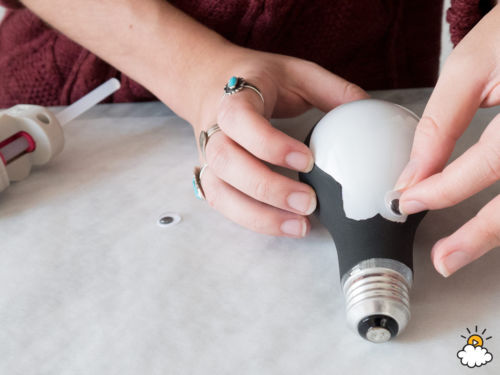 Készíts szupercuki karácsonyi pingvint egy kiégett villanykörtéből!