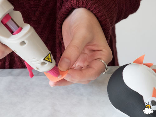 Készíts szupercuki karácsonyi pingvint egy kiégett villanykörtéből!