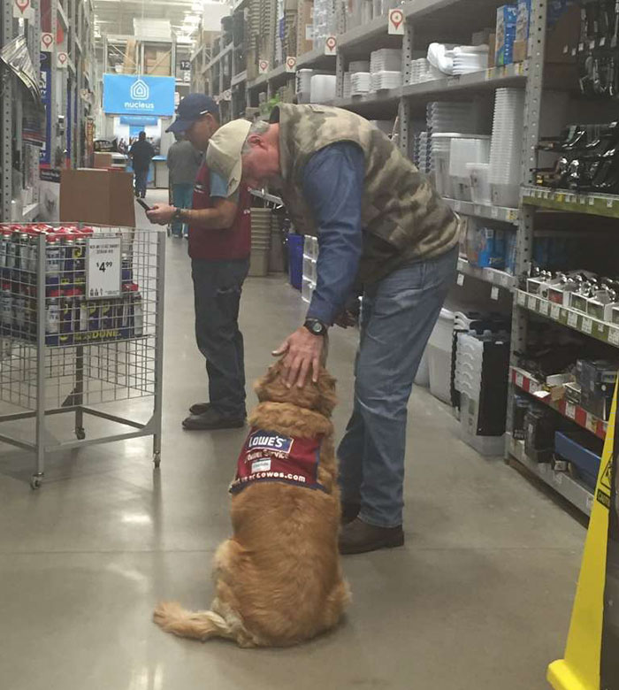 Végre dolgozhat a veterán, akinek kutyáját is felvették az üzletbe