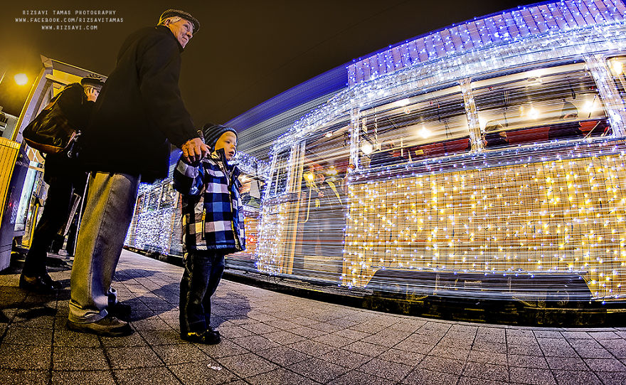 Híres lett Budapest kivilágított villamosa
