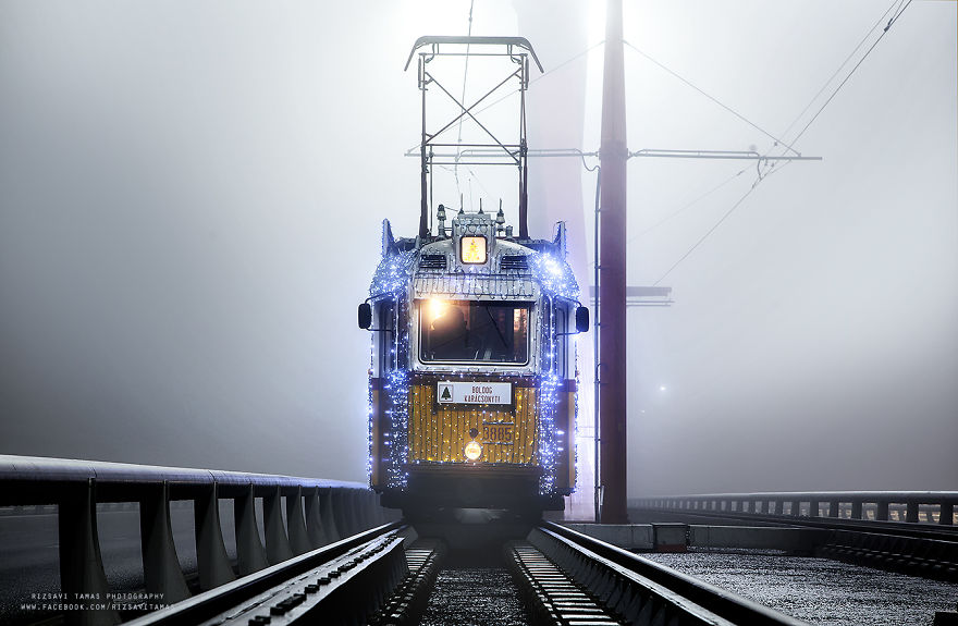 Híres lett Budapest kivilágított villamosa