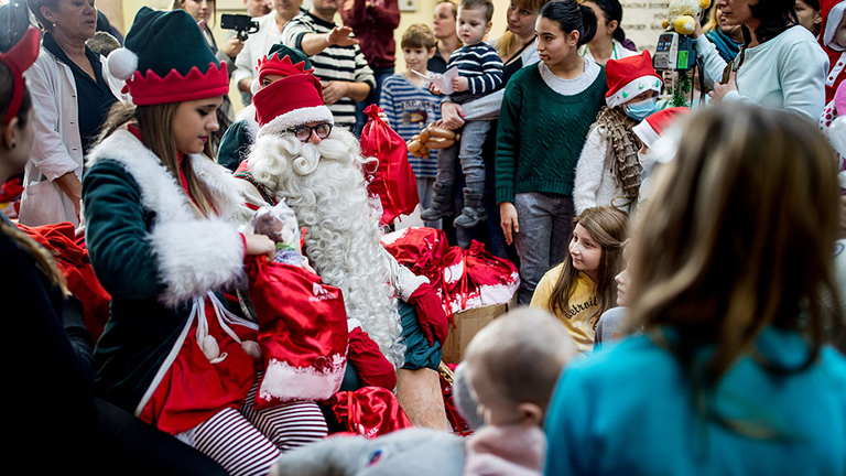 Joulupukki és segítői bearanyozták a beteg gyerekek napját