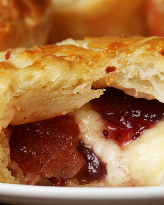 Ínyenc vendégváró falatok: brie sajtos, baconös minilepények áfonyával Ínyenc vendégváró falatok: brie sajtos, baconös minilepények áfonyával