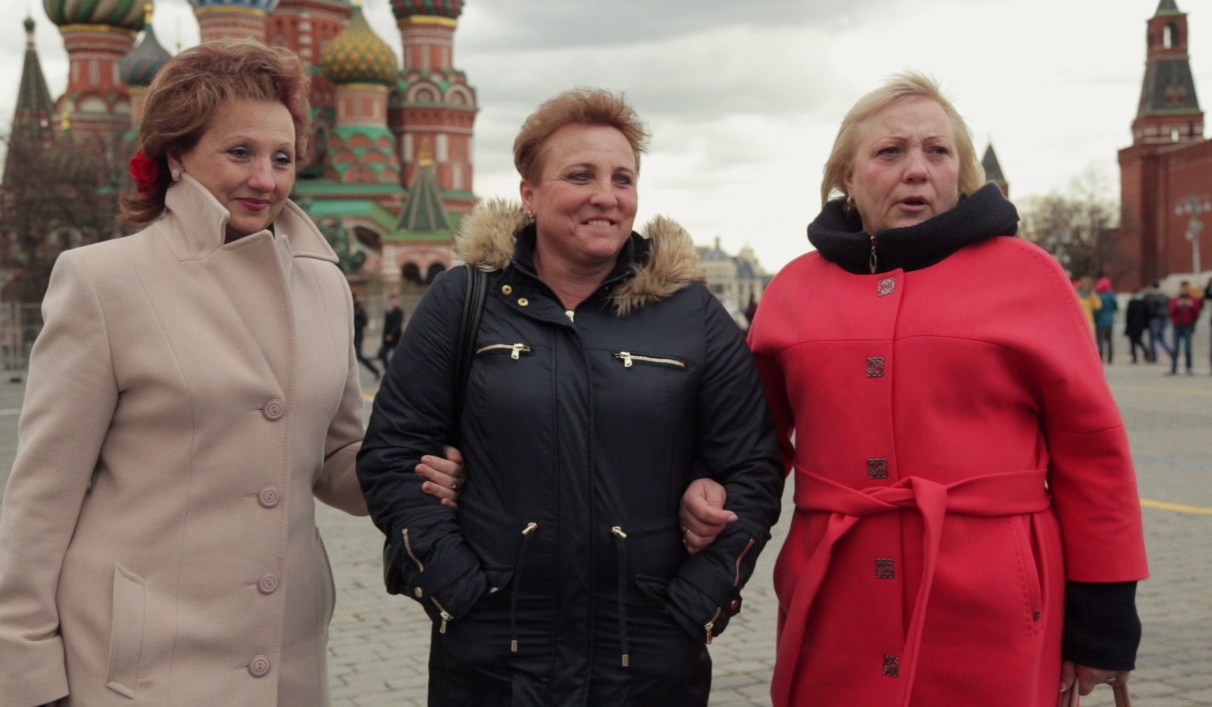 Megrázó találkozás - így öleli egymást a három nővér, akiket elszakított a sors