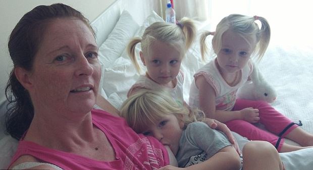 Öt éve szoptatja hármas ikreit a 47 éves ausztrál anyuka