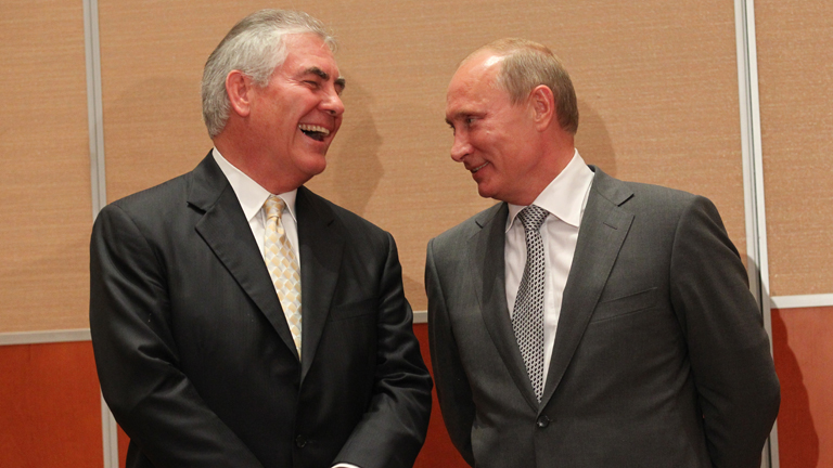 Rex Tillerson (b.) és Vlagyimir Putyin kapcsolata sokakat aggaszt Amerikában
