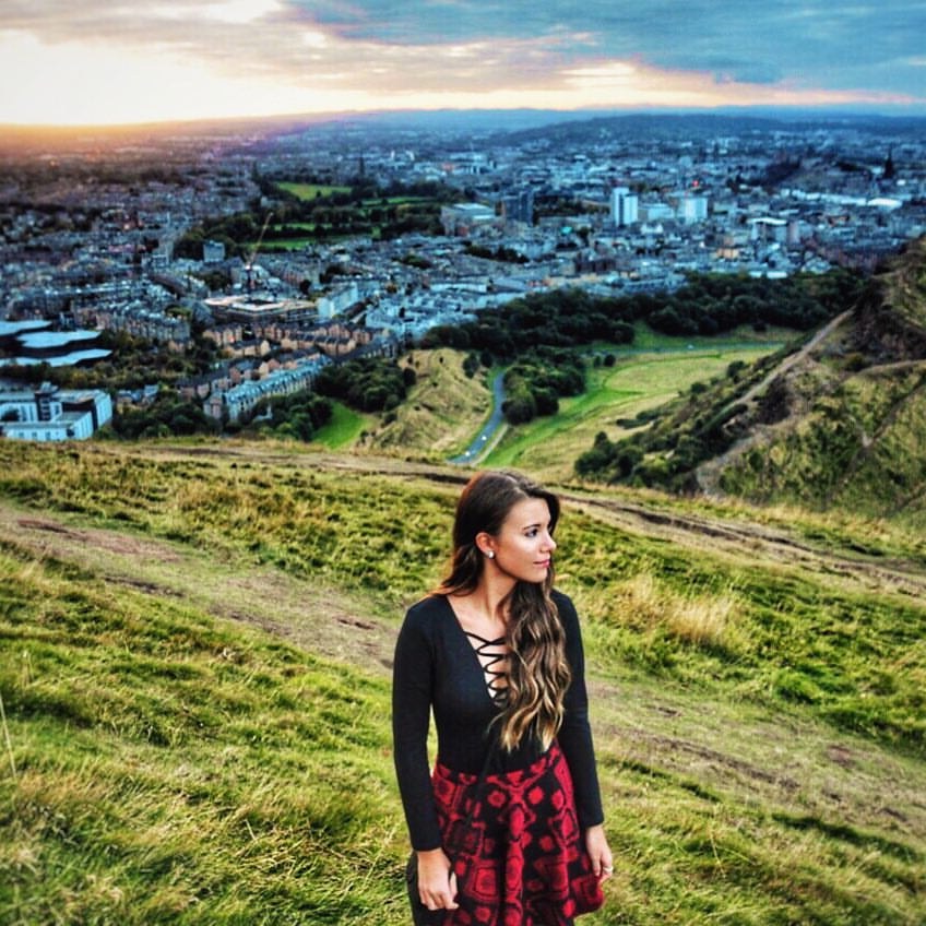 15 éves világjáró tini, aki könyvet és blogot ír 15 éves világjáró tini, aki könyvet és blogot ír