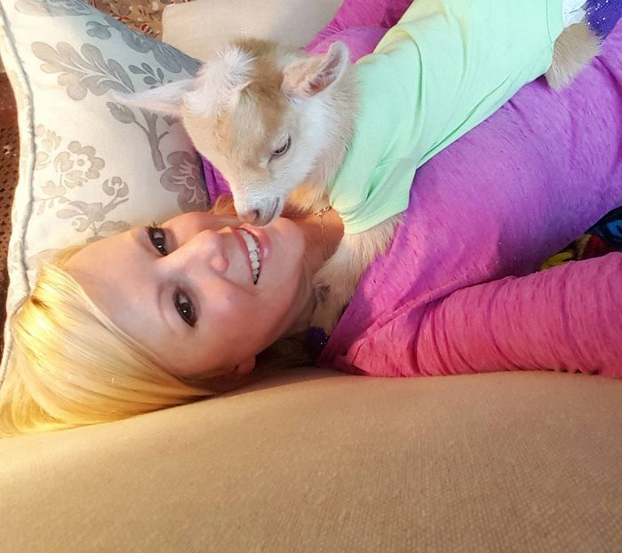 Otthagyta stresszes munkáját, hogy kiskecskék között lehessen