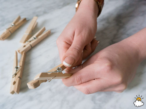 Szuperegyszerű és mutatós dísz a karácsonyfára, ruhacsipeszekből