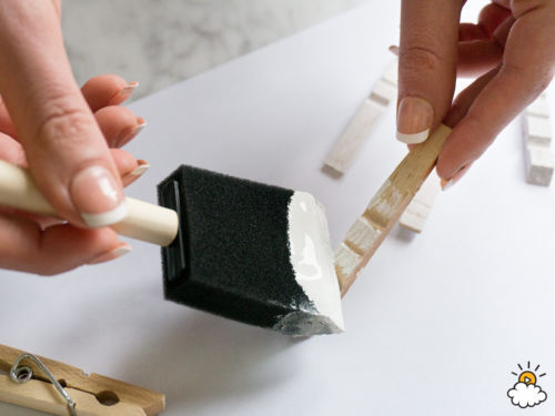 Szuperegyszerű és mutatós dísz a karácsonyfára, ruhacsipeszekből