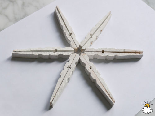 Szuperegyszerű és mutatós dísz a karácsonyfára, ruhacsipeszekből