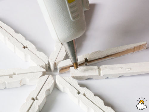 Szuperegyszerű és mutatós dísz a karácsonyfára, ruhacsipeszekből