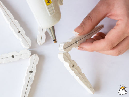 Szuperegyszerű és mutatós dísz a karácsonyfára, ruhacsipeszekből