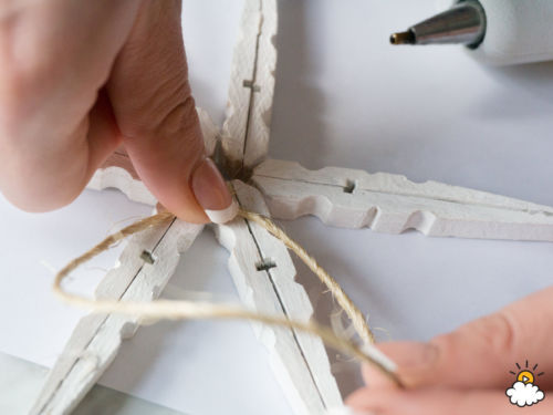 Szuperegyszerű és mutatós dísz a karácsonyfára, ruhacsipeszekből