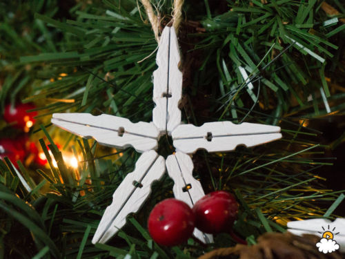 Szuperegyszerű és mutatós dísz a karácsonyfára, ruhacsipeszekből